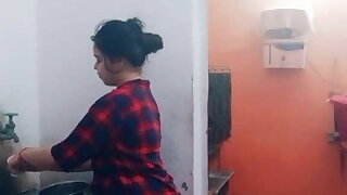 Aunty ki gaand dek kar khada lund