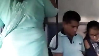 Aunty ki gaand train me
