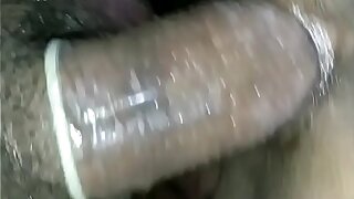18 साल की लड़की की छोटी सी चूत को मोटे लंड से चोदा। साफ हिंदी आवाज में