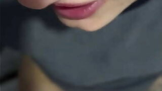 Fiquei com tanto tes&atilde_o dentro da esta&ccedil_&atilde_o do metr&ocirc_ minha buceta estava toda molhada ! Fui da no banheiro e chupa esse pau grosso do meu marido .(EM PUBLICO)