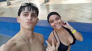 PAREJA DE HERMANASTROS SE GRABAN COMO FOLLAN PERO ANTES DE ESO VAN TOMARSE UNAS FOTOS EN LA PISCINA - PORNO CASERO EN ESPANOL