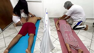 VIDEO REAL DE SALON DE MASAJES EN PAREJAS COMO LA ESPOSA ES SEDUCIDA Y FOLLADA
