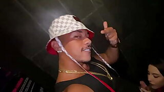 Vazou na net! Casada tattoada mamando no banheiro da balada