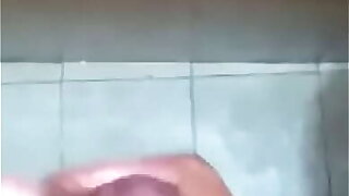 Me la jalo y me sale mucha leche