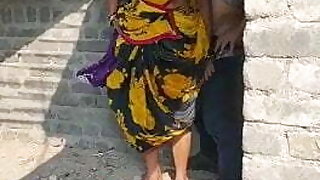 Hindu hokar Muslim thekedar se chudwa rahi thi raju ki bibi