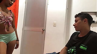 le muestro unos videos a mi hermanastro en la computadora para calentarlo y follarmelo