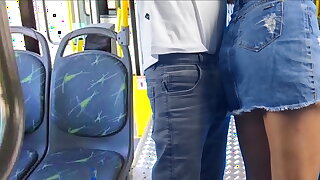 Jovem estudante encoxada e fodida no &ocirc_nibus em p&uacute_blico!