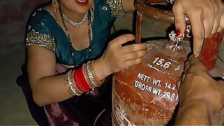 सिलेंडर दे दो सिलेंडर बाले भईया बदले में चूत दे दूंगी