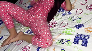 El Co&ntilde;_o de mi Hijastra en Pijama que Deliciosa la Chucha de esta chica de 18 A&ntilde;_os